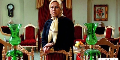 نگاهی به چیدمان منزل مهرانه مهین‌ترابی بازیگر سریال آنام/ دکوراسیون اصیل شامل کتابخونه، سیستم صوتی، مجسمه های دکوراتیو، فرش بلوچی طرح گلیم و...