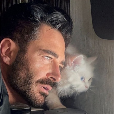 (عکس) شباهت عجیب رنگ چشم محمدرضا گلزار و گربه اش / لاکچری بازی آقای سوپراستار کم بود ست کردن رنگ چشم هم اضافه شد!