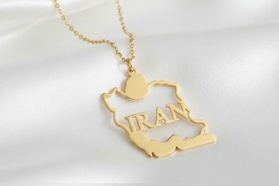 تلفیقِ مدرنیته و سنت در طراحی گردنبند منحصربه‌فرد؛ ابتکار بامزه هنرمند ایرانی در ساخت طلا به شکل نقشه ایران+ویدیو