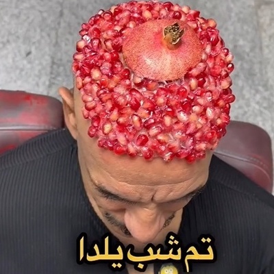 خلاقیت خنده‌دار آرایشگر شمالی در تزئین سر مشتری با دانه‌های انار به مناسبت شب یلدا+ فیلم/ ابتکار ایرانیا داره به جاهای باریکی کشیده میشه😂