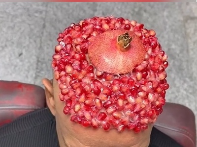 خلاقیت خنده‌دار آرایشگر شمالی در تزئین سر مشتری با دانه‌های انار به مناسبت شب یلدا+ فیلم/ ابتکار ایرانیا داره به جاهای باریکی کشیده میشه😂