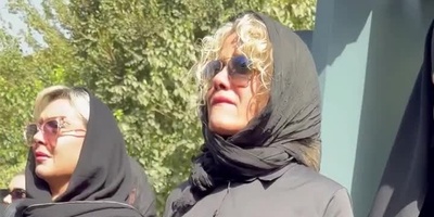 گریه‌های بی‌امان و نماز خواندن شراره رخام در لحظات آخر وداع با پیکر امید جهان+ویدیو