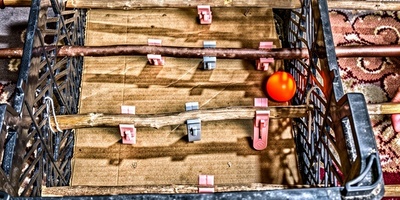 خلاقیت خنده دار جوان ایرانی برای ساخت فوتبال دستی بدون نیاز به امکانات آنچنانی +فیلم