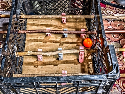 خلاقیت خنده دار جوان ایرانی برای ساخت فوتبال دستی بدون نیاز به امکانات آنچنانی +فیلم