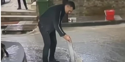 وقتی نمی‌خوای کفش‌هات خیس بشه؛ ترفند عجیب و غریب برای دور زدن آب‌گرفتگی توسط این معلم فیزیک!👌+ویدیو