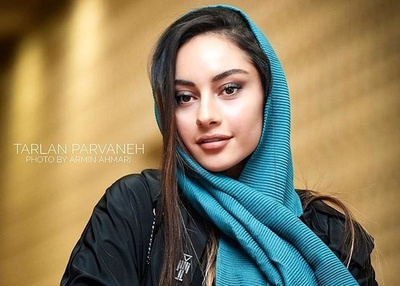 نگاهی به تیپ و استایل اسپرت و نئونی جوان پسند ترلان پروانه در طبیعتی سرسبز