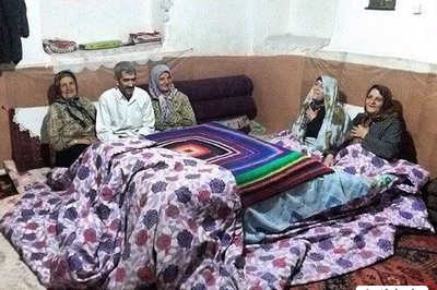 (ویدئو) یادی کنیم از ناهار لاکچری ظهر جمعه خونه مادربزرگ دهه شصتی‌ها/ نگاه پر محبت و لبخند پدربزرگ😍