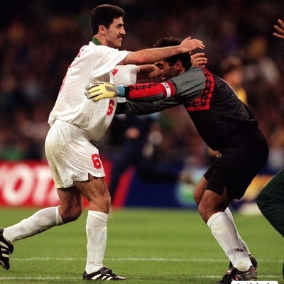 نگاهی به کیک تولدخاص و  منحصر به فرد عقاب آسیا، احمدرضا عابدزاده/ قابی زیبا به همراه علی دایی، کریم باقری و افشین پیروانی