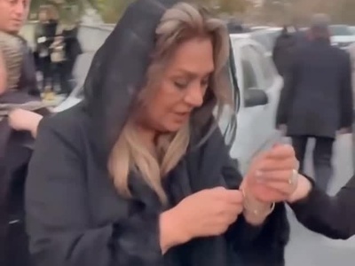 فیلم و عکس/نگاهی به تیپ و استایل هنرمندان و بازیگران ایرانی حاضر در مراسم یادبود هادی مرزبان/ مازیار لرستانی، نسرین مقانلو، آشا محرابی، حامد کمیلی و...