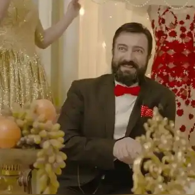 نگاهی به تیپ و استایل بازیگران سریال «زیر آسمان شهر» در مراسم عروسی‌شان؛ از آرایش دهه هشتادی همسر یوسف تیموری تا لباس عروس دنباله‌دار و پوشیده همسر بهروز خالی‌بند+عکس
