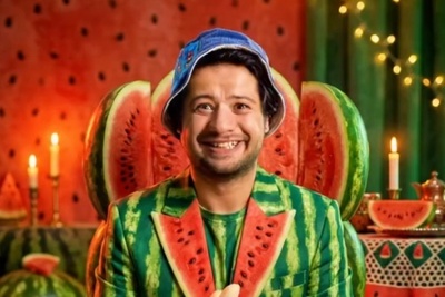 شب به یادماندنی با نعیمه نظام دوست، لیلا اوتادی، علی صادقی و طناز ترین های سینمای ایران به یمن یلدا و آجیلش، انار سرخ و هندوانه شیرینش+فیلم