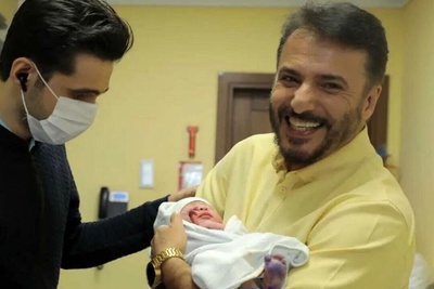 کیف کوک و حال خوب سید جواد هاشمی در اولین روز به دنیا آمدن نوه اش/ ماشالا از چشم بد دور باشه😍🧿