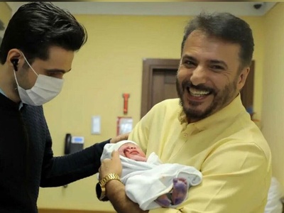 کیف کوک و حال خوب سید جواد هاشمی در اولین روز به دنیا آمدن نوه اش/ ماشالا از چشم بد دور باشه😍🧿