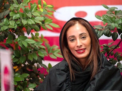 رونمایی از تشریفات مجلس ختم پدر سحر زکریا و میز عزای او با تزئین حلوا و میوه آرایی و چیدمان شمع و عکس دو عزیز از دست رفته اش مزین به صدای علیرضا قربانی+فیلم