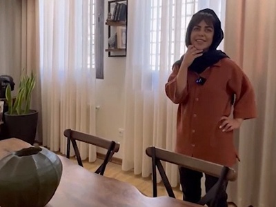 دکوراسیون داخلی منزل الهام اخوان به سبک مینیمال/ شمع های تزئینی، مبلمان راحتی، کنسول چوبی، کتابخونه دیواری، مجسمه بتنی، میز جلومبلی کنفی، گیاه سانسویا و...