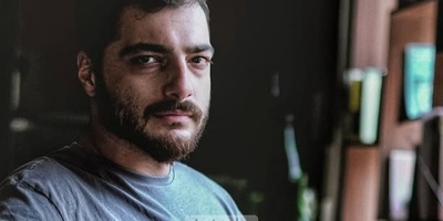 خونه زندگی گرم و صمیمانه سجاد بابایی بازیگر سریال شغال/ کتابخونه پر، آلات موسیقی، لوستر اعیانی، طناب دار آویزان و...+عکس