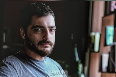 خونه زندگی گرم و صمیمانه سجاد بابایی بازیگر سریال شغال/ کتابخونه پر، آلات موسیقی، لوستر اعیانی، طناب دار آویزان و...+عکس