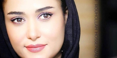 سلفی سوگلی قاجاری ! عکس لورفته از پریناز ایزدیار در پشت صحنه سریال جیران هنگام سلفی گرفتن