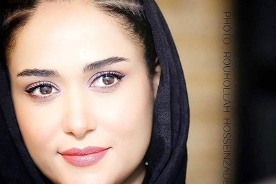 سلفی سوگلی قاجاری ! عکس لورفته از پریناز ایزدیار در پشت صحنه سریال جیران هنگام سلفی گرفتن