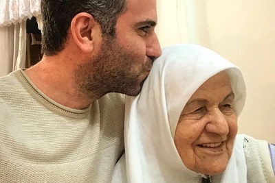 نگاهی به خونه ایرانی پسند حبیب "لیسانسه ها" در کنار مادربزرگ زیبا و بااصالتشان/با چیدمان سنتی و آنتیک و پر از حس خوب+ تصاویر