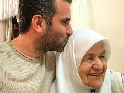 نگاهی به خونه ایرانی پسند حبیب "لیسانسه ها" در کنار مادربزرگ زیبا و بااصالتشان/با چیدمان سنتی و آنتیک و پر از حس خوب+ تصاویر