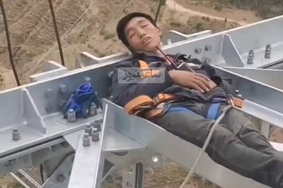 (ویدئو) صحنه باورنکردنی چرت زدن کارکنان نیروگاه برق چین که با دیدنش هم ترس به جونتون میوفته / کابوس افرادی که ترس از ارتفاع دارن!