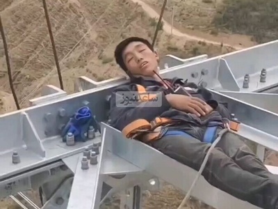 (ویدئو) صحنه باورنکردنی چرت زدن کارکنان نیروگاه برق چین که با دیدنش هم ترس به جونتون میوفته / کابوس افرادی که ترس از ارتفاع دارن!