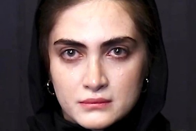 اشکهای دلخراش الناز ملک سر صحنه تئاتر به خاطر فوت زویا امامی و اقدام منحصربفرد همسر بازیگرش+ویدیو/ روحش شاد