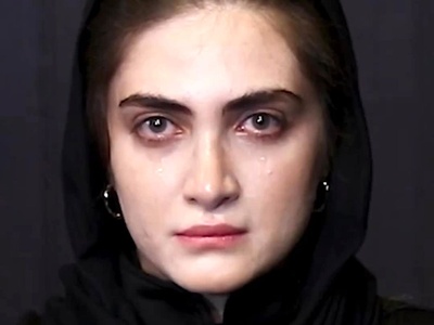 اشکهای دلخراش الناز ملک سر صحنه تئاتر به خاطر فوت زویا امامی و اقدام منحصربفرد همسر بازیگرش+ویدیو/ روحش شاد