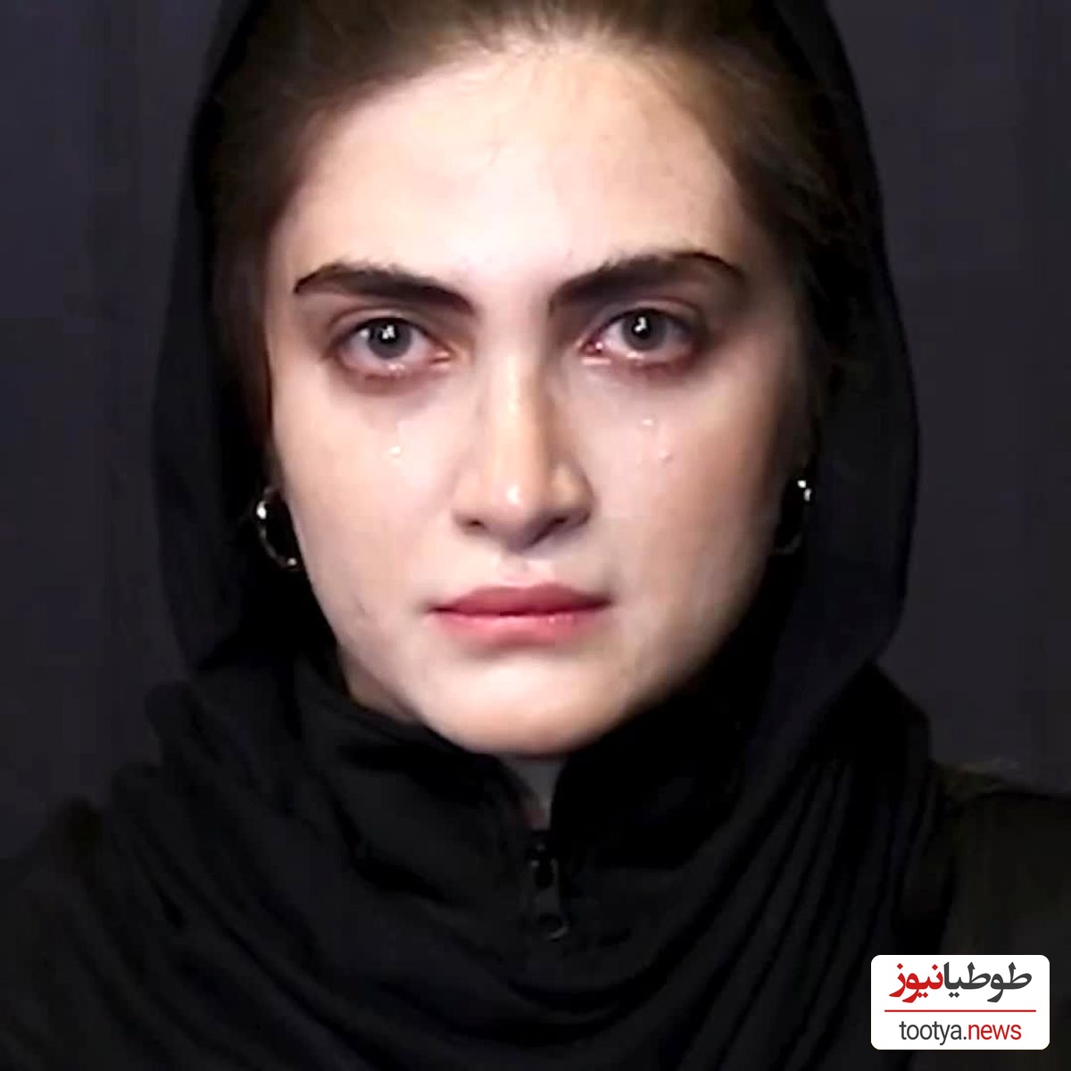 اشکهای دلخراش الناز ملک سر صحنه تئاتر به خاطر فوت زویا امامی و اقدام منحصربفرد همسر بازیگرش+ویدیو/ روحش شاد