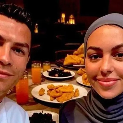 آشپزی دختران رونالدو در حیاط قصرشان؛ چقدر بزرگ شدن!/ دختران رونالدو خانه را روی سرشان گذاشتند!