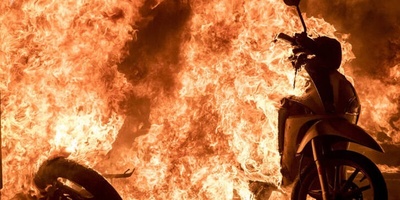 لحظه وحشتناک آتش گرفتن موتورسیکلت برقی و سواره‌اش+ ویدئو/ این دیگه چی بود!