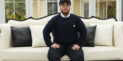 (ویدئو) نگاهی به دکوراسیون خونه و زندگی مازیار لرستانی مزین به تابلو فروَهَر، کتابخونه عظیم الجثه، حوض آب وسط پذیرایی، ساعت دیواری قاصدکی و...