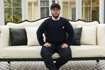 (ویدئو) نگاهی به دکوراسیون خونه و زندگی مازیار لرستانی مزین به تابلو فروَهَر، کتابخونه عظیم الجثه، حوض آب وسط پذیرایی، ساعت دیواری قاصدکی و...