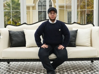 (ویدئو) نگاهی به دکوراسیون خونه و زندگی مازیار لرستانی مزین به تابلو فروَهَر، کتابخونه عظیم الجثه، حوض آب وسط پذیرایی، ساعت دیواری قاصدکی و...