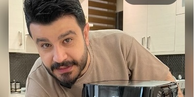 نگاهی به آشپزخانه دلباز و غرق در نور منزل پیمان طالبی؛ از کابینت‌هایی مد روز و خوشرنگ تا لوازم برقی لاکچری و کافه‌بار مخصوص آقای مجری +ویدیو