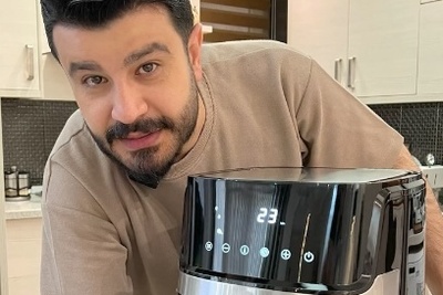 نگاهی به آشپزخانه دلباز و غرق در نور منزل پیمان طالبی؛ از کابینت‌هایی مد روز و خوشرنگ تا لوازم برقی لاکچری و کافه‌بار مخصوص آقای مجری +ویدیو