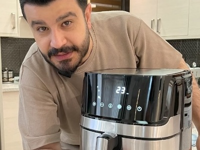 نگاهی به آشپزخانه دلباز و غرق در نور منزل پیمان طالبی؛ از کابینت‌هایی مد روز و خوشرنگ تا لوازم برقی لاکچری و کافه‌بار مخصوص آقای مجری +ویدیو