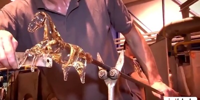 خلاقیت شیشه گر متبحر برای ساخت حیوانات بلورین با مواد مذاب آب نباتی و یک عمر تجربه/ برای همینه که میگن کار هر کس نیست خرمن کوفتن