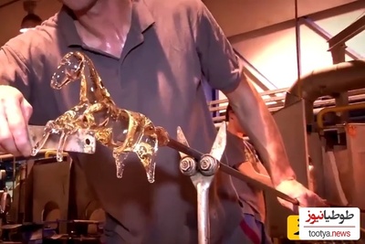 خلاقیت شیشه گر متبحر برای ساخت حیوانات بلورین با مواد مذاب آب نباتی و یک عمر تجربه/ برای همینه که میگن کار هر کس نیست خرمن کوفتن