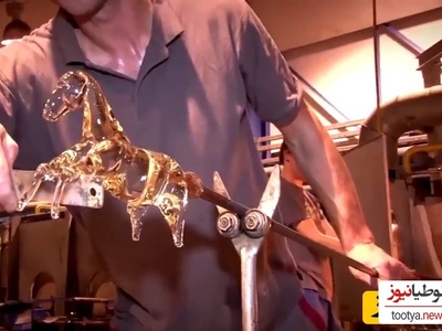 خلاقیت شیشه گر متبحر برای ساخت حیوانات بلورین با مواد مذاب آب نباتی و یک عمر تجربه/ برای همینه که میگن کار هر کس نیست خرمن کوفتن