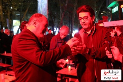 ادای احترام فرزاد حسنی به یادمان شهدای میناب در باغ فردوس