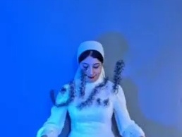 خلاقیت وطن پرستانه دختر مازندرانی برای اجرای آهنگ گرشا رضایی با نیم کیلو برنج که یادآور عشق و علاقه به کشورمان شد/این اگه هنر نیست پس چیه؟