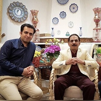 نگاهی به دکوراسیون منزل آقا رشید با پرده‌ی توری، مبلمان کرم رنگ و فرش خوش طرح سرمه‌ای/ ورودی خونه‌شون چقدر شبیه کافه‌های سنتیه!