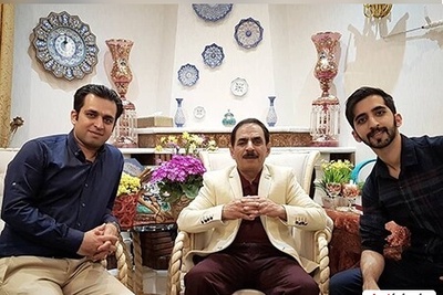 نگاهی به دکوراسیون منزل آقا رشید با پرده‌ی توری، مبلمان کرم رنگ و فرش خوش طرح سرمه‌ای/ ورودی خونه‌شون چقدر شبیه کافه‌های سنتیه!