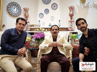 نگاهی به دکوراسیون منزل آقا رشید با پرده‌ی توری، مبلمان کرم رنگ و فرش خوش طرح سرمه‌ای/ ورودی خونه‌شون چقدر شبیه کافه‌های سنتیه!