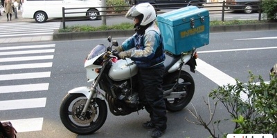 (ویدئو) بازدید میلیونی خوش شانسی یک پیک موتوری هنگام سقوط درخت/ خطر از بیخ گوشش گذشت یعنی همین😳