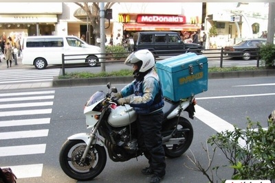 (ویدئو) بازدید میلیونی خوش شانسی یک پیک موتوری هنگام سقوط درخت/ خطر از بیخ گوشش گذشت یعنی همین😳