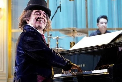 شما هم به عروسی رامبد جوان دعوتید! سامان احتشامی بازیگر سریال پایتخت با آهنگ «بادا بادا مبارک بادا» همه را مات و مبهوت کرد+فیلم