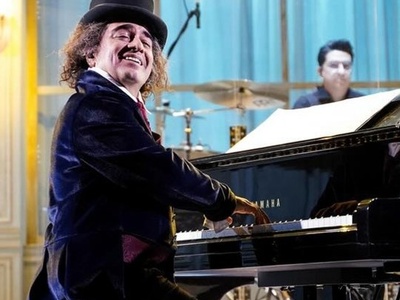 شما هم به عروسی رامبد جوان دعوتید! سامان احتشامی بازیگر سریال پایتخت با آهنگ «بادا بادا مبارک بادا» همه را مات و مبهوت کرد+فیلم